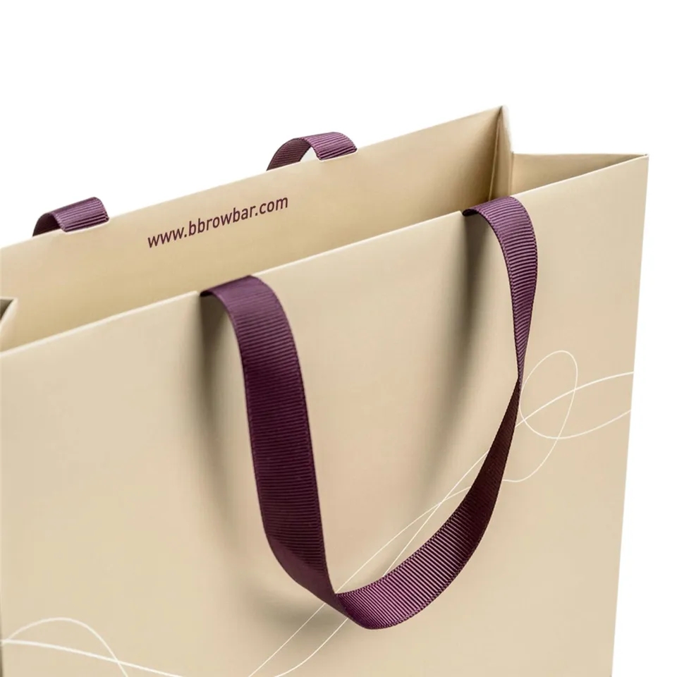 Sacs en papier kraft jetables d'emballage de vêtement d'achat biodégradable personnalisé en gros avec impression de logo